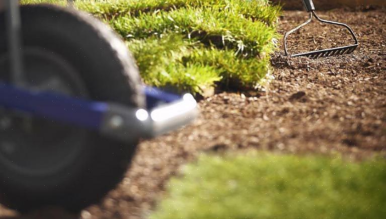 Dit flexibele apparaat ligt plat op de grond zodat u de graslaag erop kunt kantelen