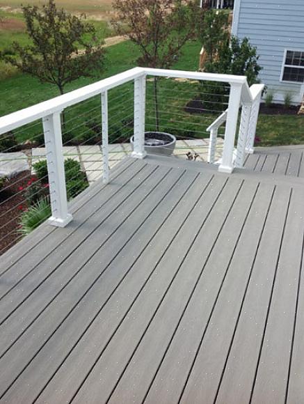 Bevestig de vier balusters op elke hoek van de reling van het bovendek met 2,5 "dekschroeven