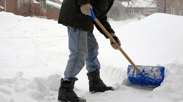 Tips voor sneeuwscheppen voor degenen die op de oprit parkeren