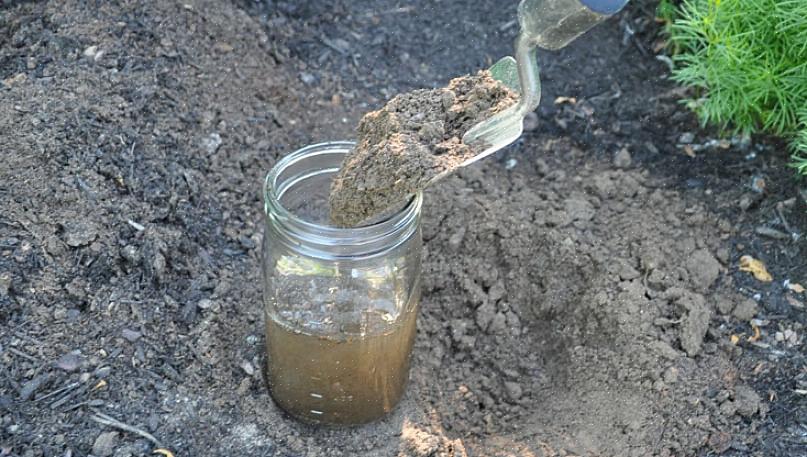 Het omzetten van uw bestaande grond in leem is een continu proces waarbij elk jaar organisch materiaal