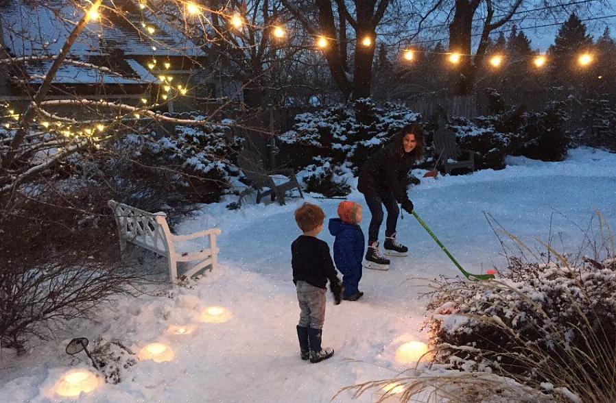 Een eenvoudige ijsbaan in de achtertuin is een geweldige manier om tijdens de koude wintermaanden actieve