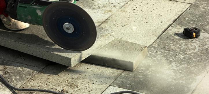 Markeer de snijlijn aan de bovenzijde van de bestratingsafwerkmachine met een potlood