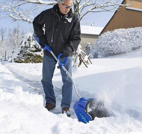 Maak ook niet meteen te veel gedoe met het scheppen van de sneeuw op de plek waar je oprit de weg kruist