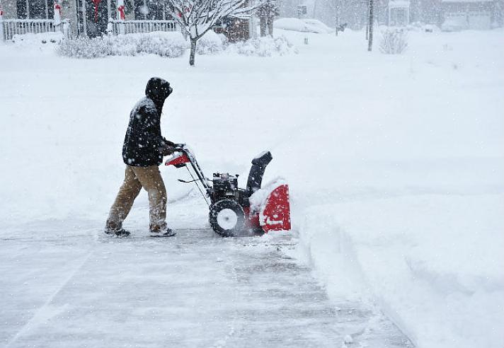 Om een sneeuwblazer te starten wanneer de motor koud is