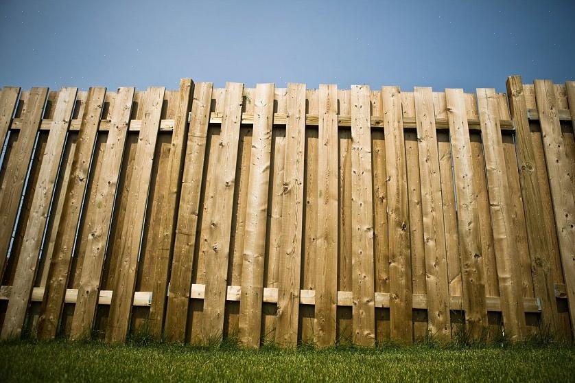 Beginners verwachten geen probleem om hekpalen in dergelijke gaten te plaatsen