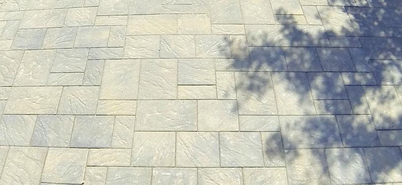 De oorspronkelijke geplaveide straatstenen waren natuurlijk voorkomende ronde stenen verzameld