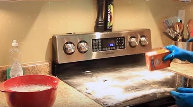 Afspoelen met een schone spons gedrenkt in heet water