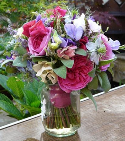 De trompetvormige bloemen van de lelie staan voor puurheid
