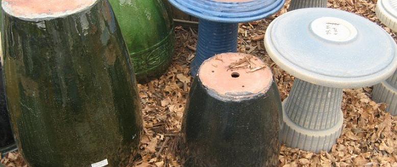 En maak bij het schoonmaken ook zitstokken of randen schoon waar vogels samenkomen om te drinken