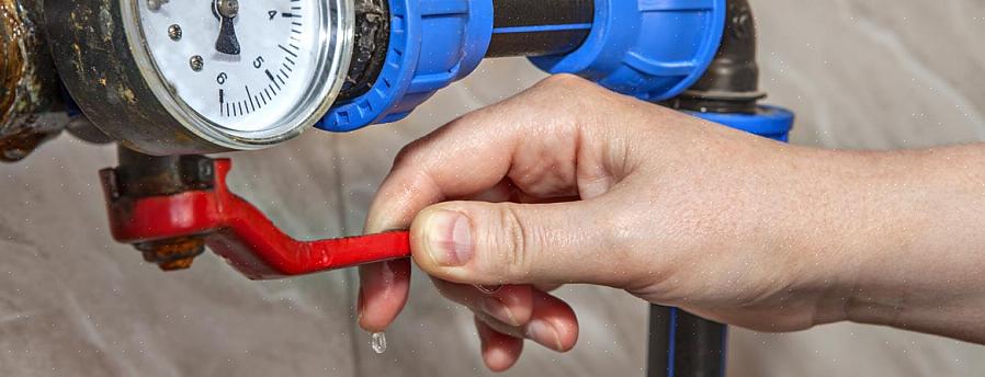 De eerste stap is om fysiek te zoeken naar de belangrijkste waterafsluiter van uw huis aan de binnenkant