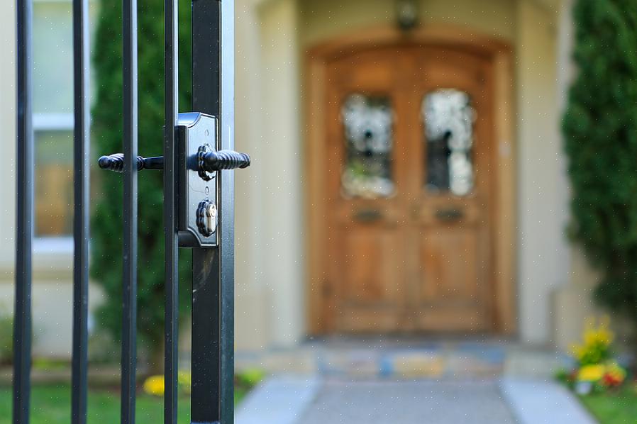 Vooral op locaties buitenshuis kan het reinigen van smeedijzer gepaard gaan met het schuren of wegslijpen