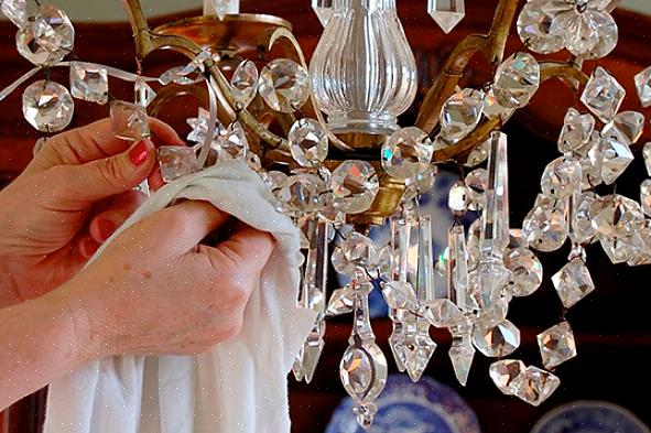 Laat u de lamp minstens een uur uit voordat u de armaturen gaat reinigen