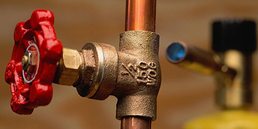 De afvoerleiding voor warm water heeft ook een klep die al het warme water dat de boiler verlaat