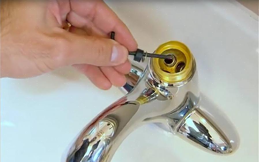 Een kogelkraan heeft een enkele handgreep die een speciale plastic of metalen bal in de kraanbehuizing
