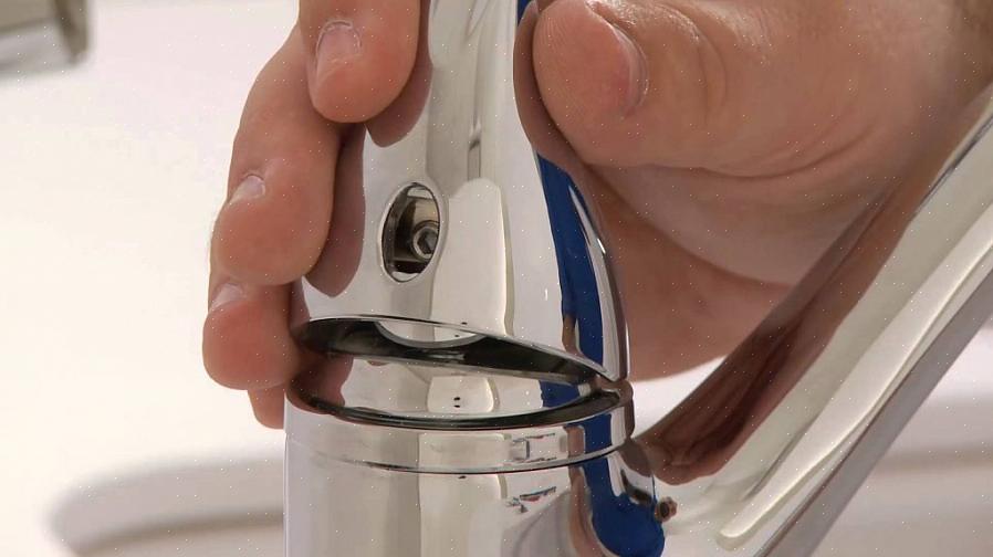 Lijn de lipjes op de cartridge uit met de inkepingen in het kraanlichaam