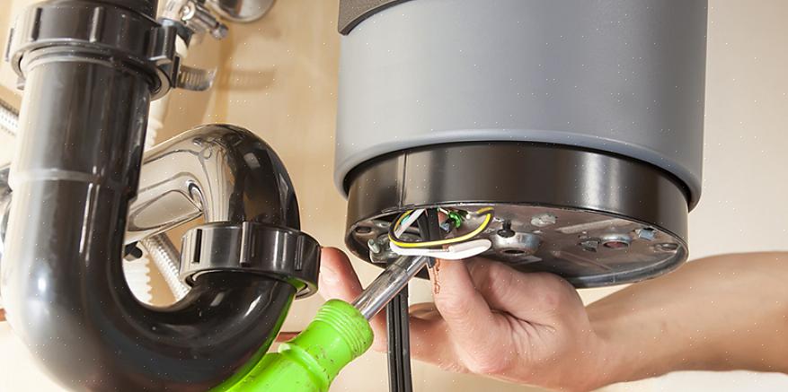 Zorg ervoor dat de opvangarm iets naar beneden helt in de richting van de aftakking