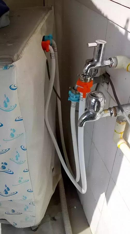 Sluit het uiteinde van de watertoevoerleiding aan op de watertoevoerafsluiter onder het aanrecht