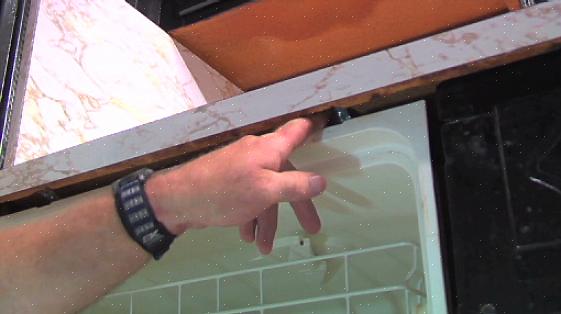 Als de vaatwasser is aangesloten zonder een afsluitklep van de armatuur