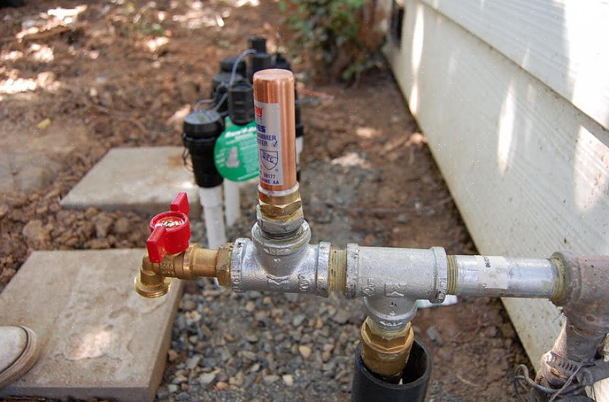 Installeer dan waterslagvangers op zowel de toevoerleidingen voor warm als koud water
