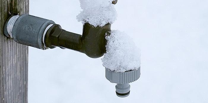 Om te voorkomen dat een standaard (niet vorstbestendige) kraan bevriest
