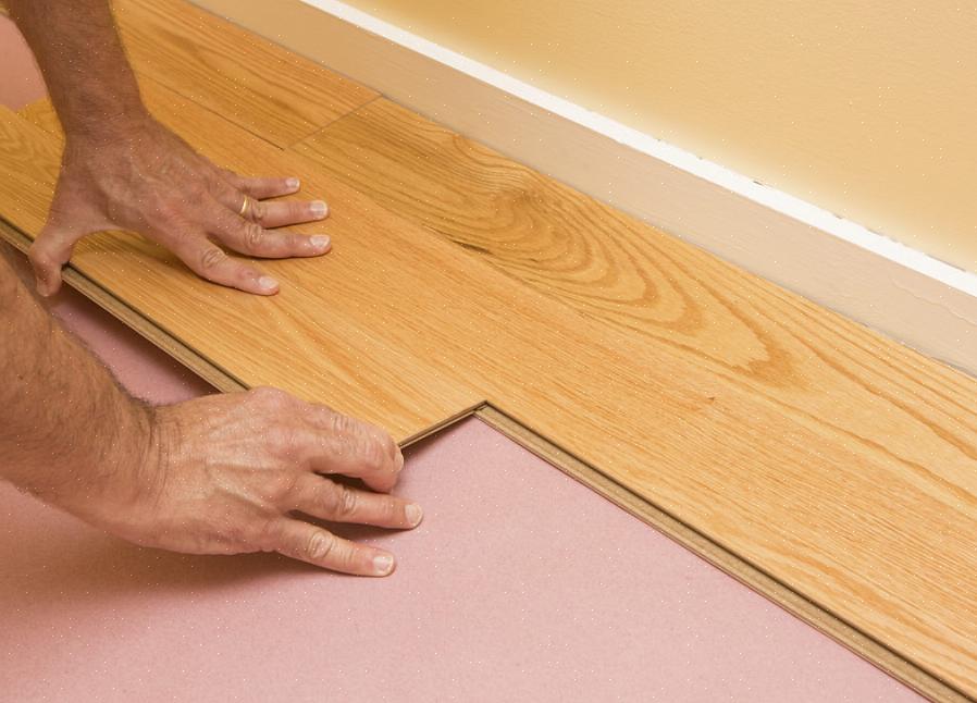 Ondervloerbedekking is een dun materiaal dat rust tussen de vloerbedekking erboven