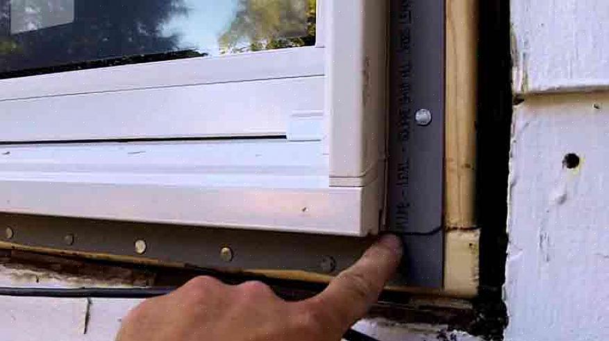 Stormramen aan de binnenkant lijken op krimpfolie-isolatie die met dubbelzijdige tape aan de raambekleding