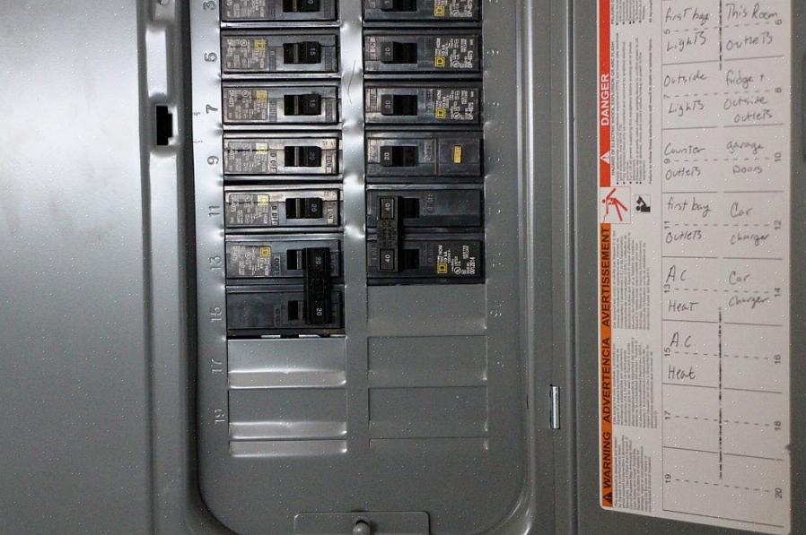 Een circuit van 120 volt heeft slechts één hete draad die is aangesloten op de breker plus een neutrale