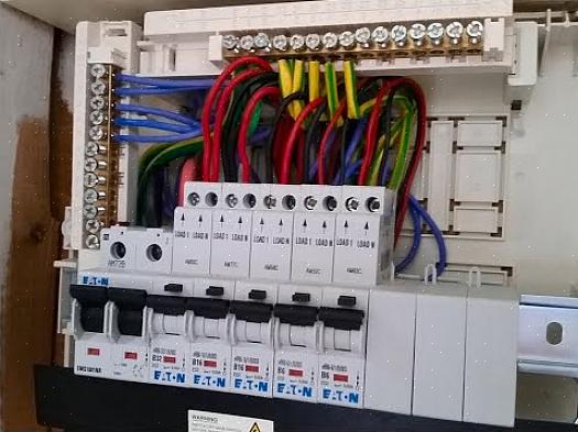 De belangrijkste servicekabels zijn nu met isolatietape aan het uiteinde van de vistape vastgemaakt