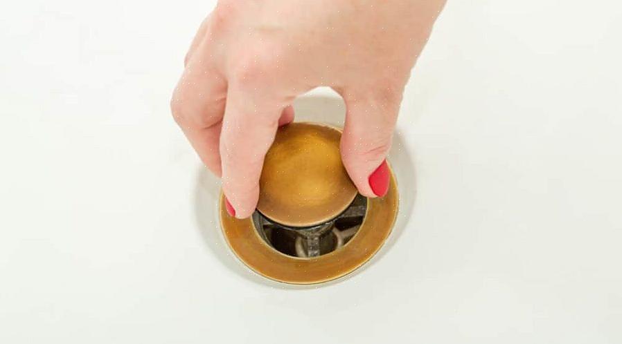 Een hef-en-draai-afvoerstopper is te herkennen aan een kleine knop op de dop van de afvoerstop