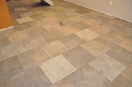 Begin met het opscheppen van een lading grout op de groutvlotter met behulp van een uiteinde van de drijver