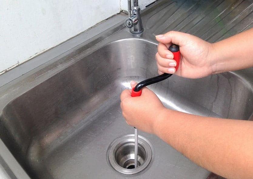 Zijn kanaalvergrendelingen of een waterpomptang nodig om de moeren los te draaien