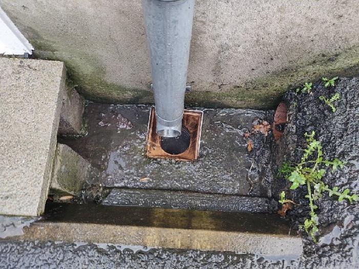 Giet het water langzaam in de verstopte afvoer