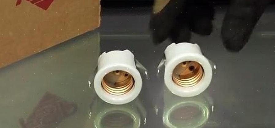 Een 3-voudig stopcontact dat beide elementen in een 3-voudige lamp van stroom voorziet